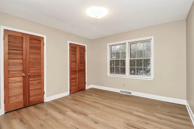 Building Photo - Beautifully Updated Two Bedroom Duplex