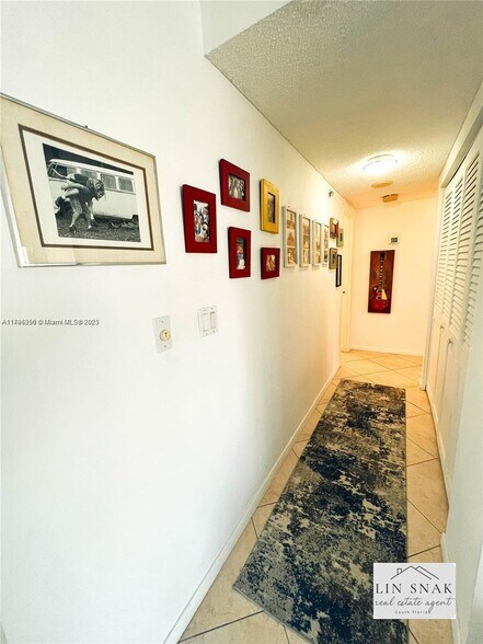 Building Photo - 300 Bayview Dr
