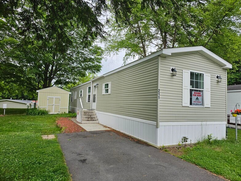 Building Photo - 211 Flower Dr