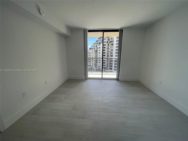 Building Photo - 540 Brickell Key Dr
