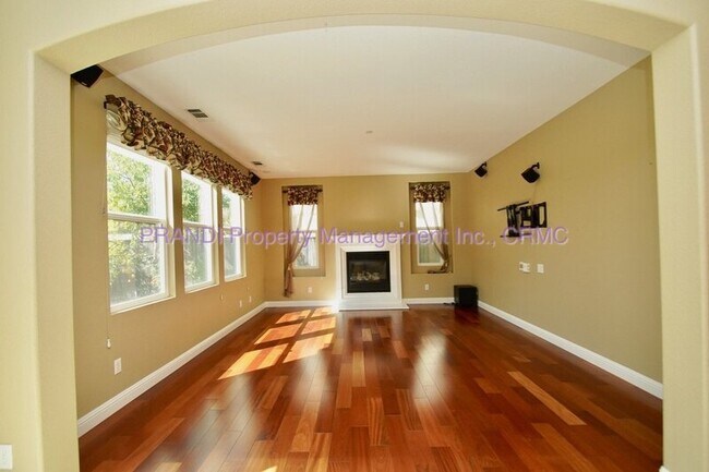 Building Photo - 19 Waterbury Ln