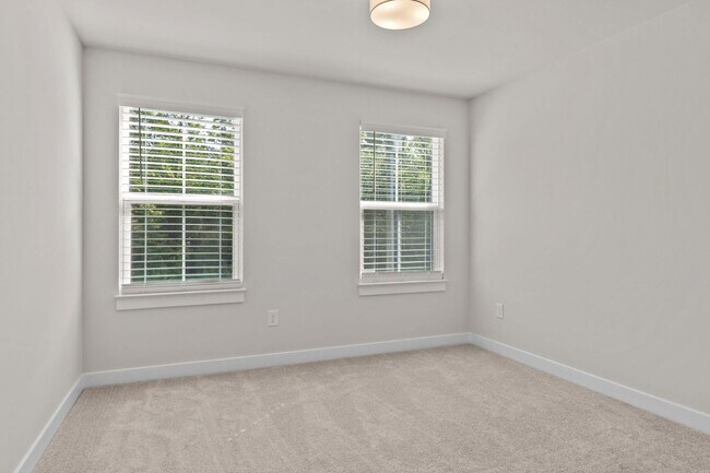 Building Photo - Luxurious 4-bed