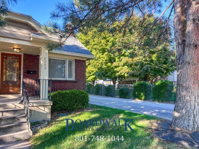 Building Photo - 2247 E Lambourne Ave