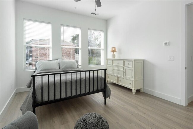 Building Photo - 9040 Main St