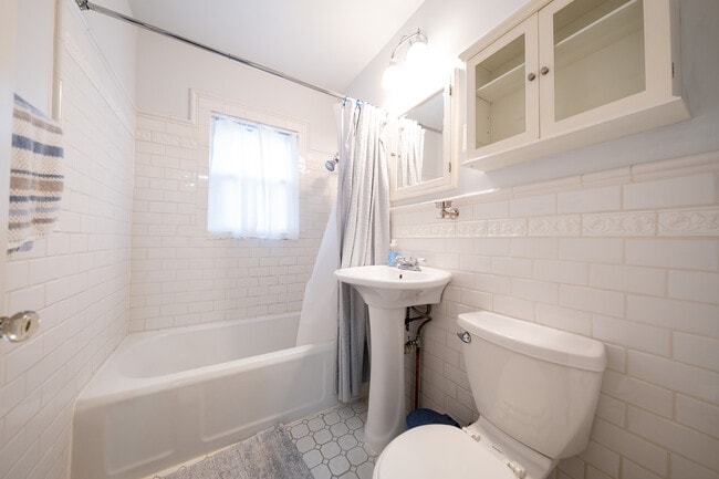 Building Photo - 6057 Clinton Ave