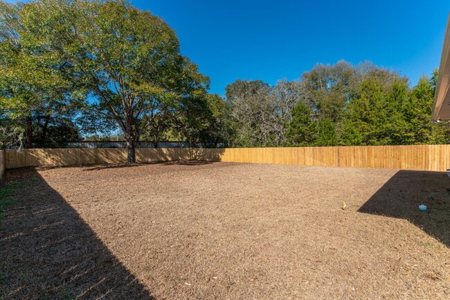 Building Photo - 1460 Pine St