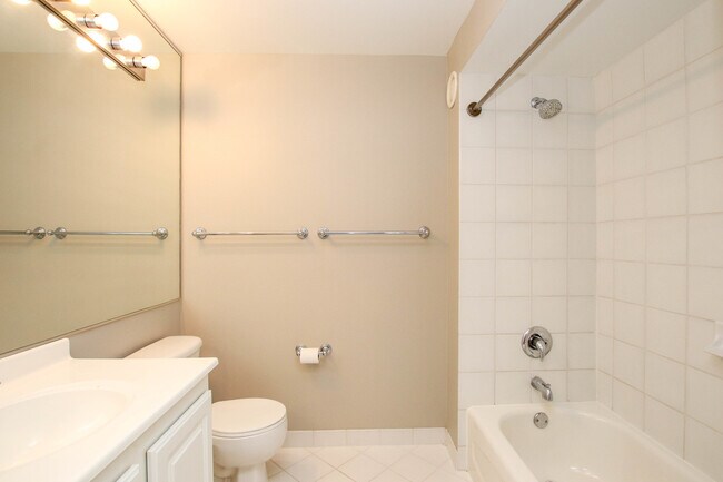 Building Photo - 345 N La Salle Dr