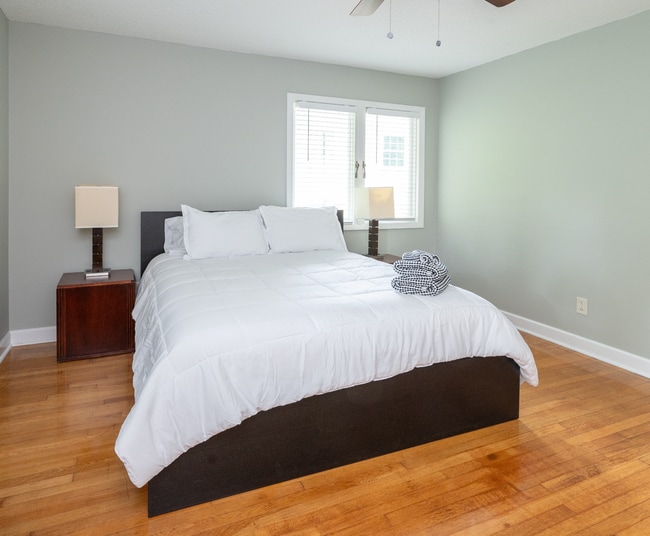 Building Photo - Long-Term/Mid-Term/Short-Term rental, Foxc...