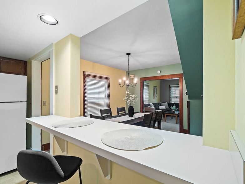 Building Photo - 681 Washington St