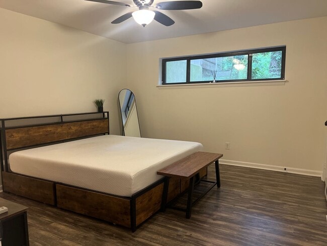 Building Photo - North Raleigh Move-In Ready Condo, On Grou...