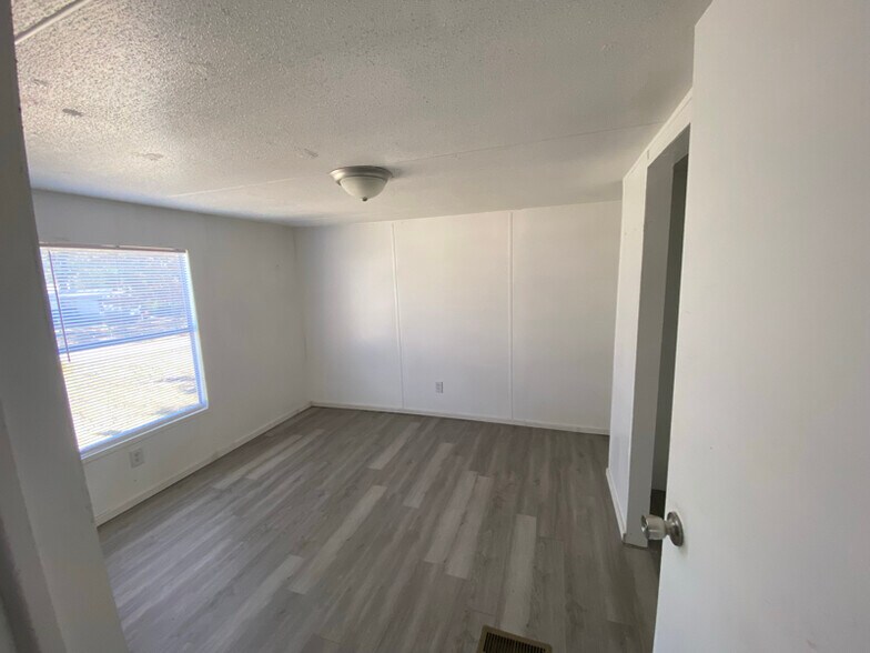 Building Photo - 313 Amy St