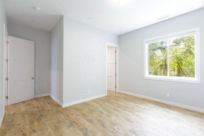 Building Photo - 4 Br 5 Ba with STUNNING VIEWS and Jacuzzi