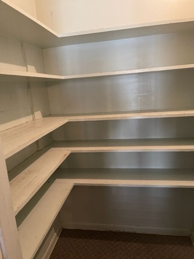 Building Photo - Large 1960's Home Near 21st & Sheridan!