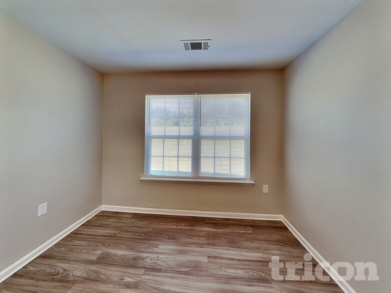 Building Photo - 1790 Eastway Dr