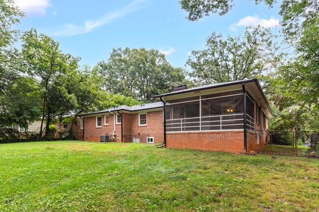 Building Photo - Beautiful 3 bedroom 2 1/2 bathroom Home with a Fenced-in Backyard in Winston!