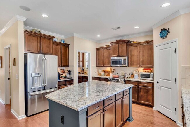 Building Photo - Gigantic Gorgeous Home in Pooler!