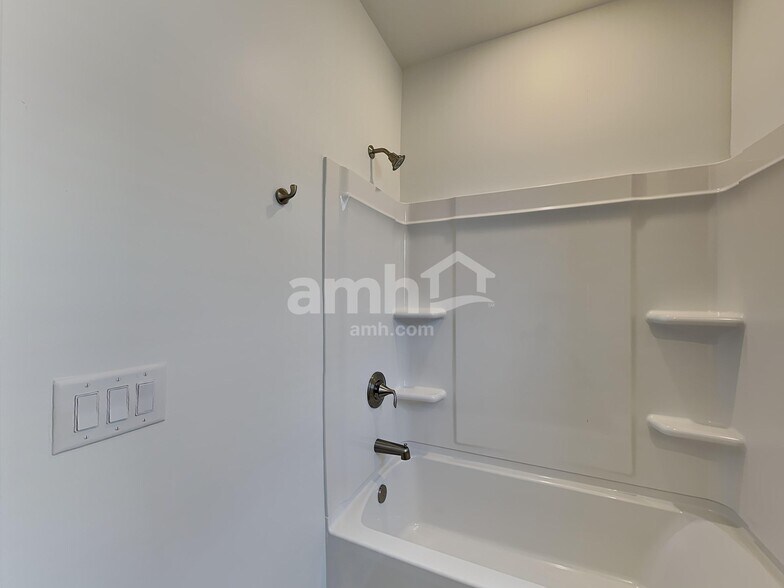 Building Photo - 380 Pointe Dr