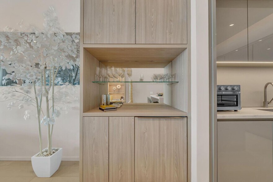 Building Photo - 18975 Collins Ave