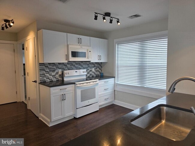 Building Photo - 5230 Breezy Point Rd