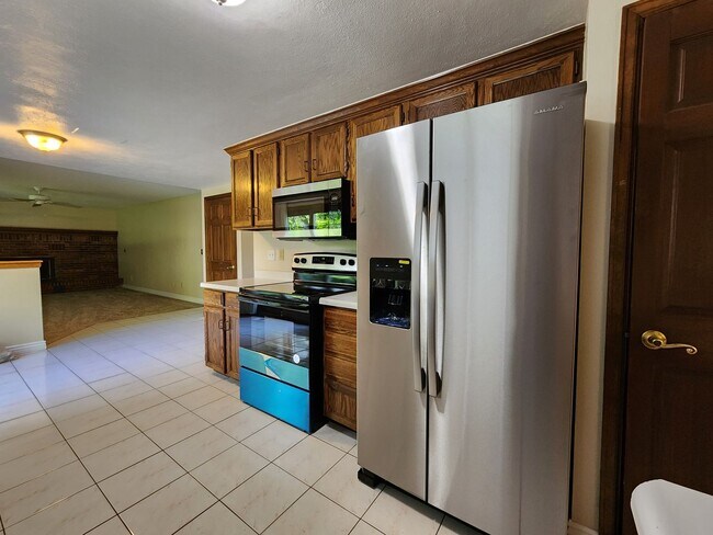 Building Photo - Beautiful 4 Bedroom Home on Cul Du Sac Wit...