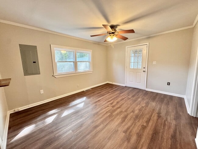 Building Photo - 1319 Laura Ave