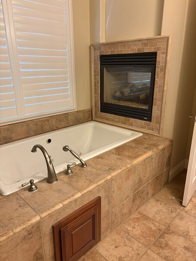 Building Photo - Beautiful Pavilions Condo!