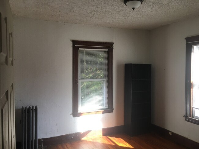 Building Photo - 6 Woodford St