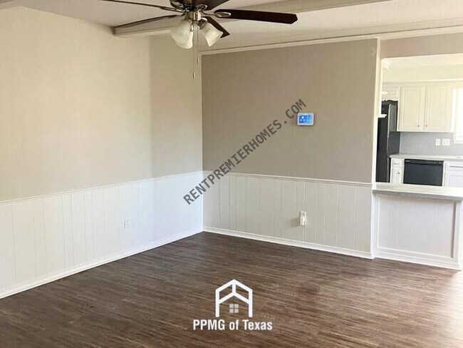 Building Photo - 10904 N Linn Ave