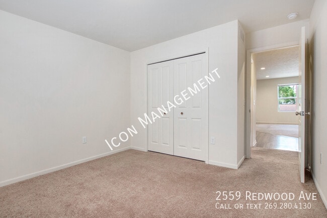 Building Photo - 2559 Redwood Ave