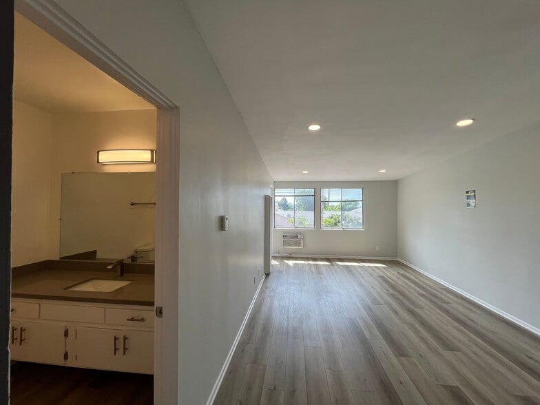 Interior Photo - 1253 Havenhurst Drive