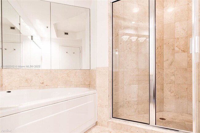 Building Photo - 2 br, 2.5 bath Condo - 808 Brickell Key Dr...