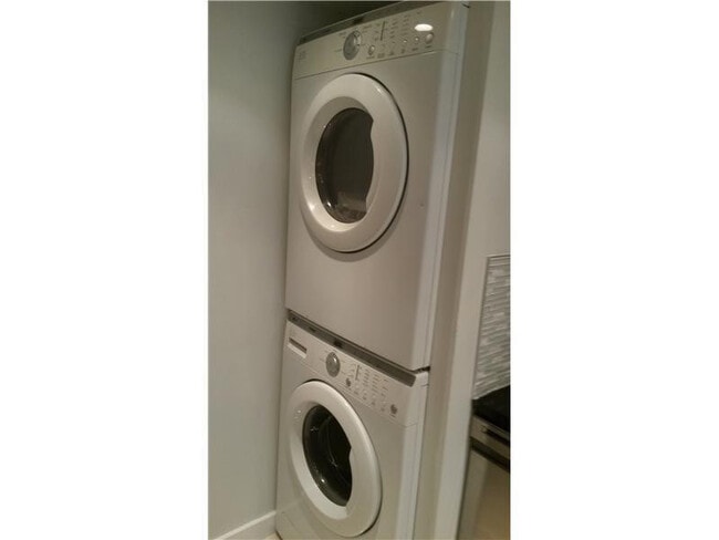 Building Photo - 9948 Twin Lakes Dr