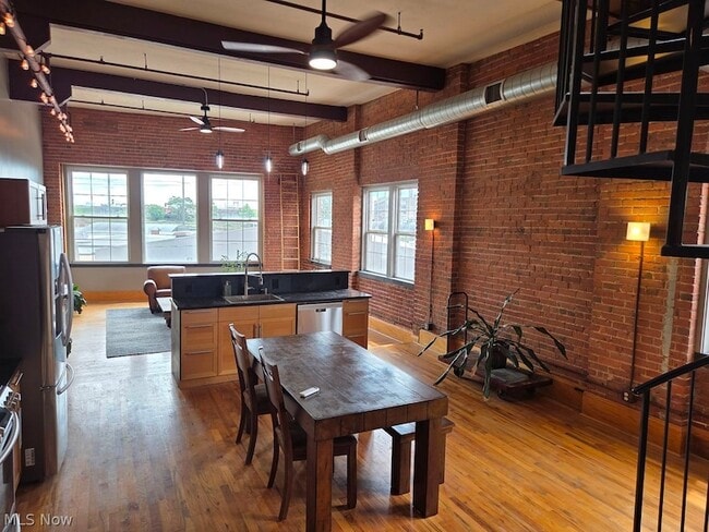Building Photo - 1667 E 40th St