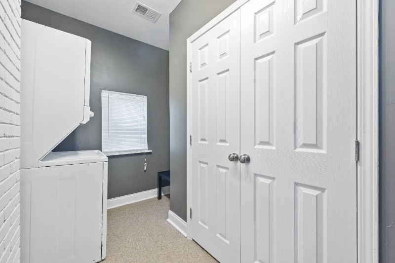 Building Photo - 825 Erin Ave SW