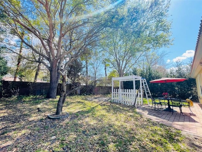 Building Photo - 935 Lascala Dr