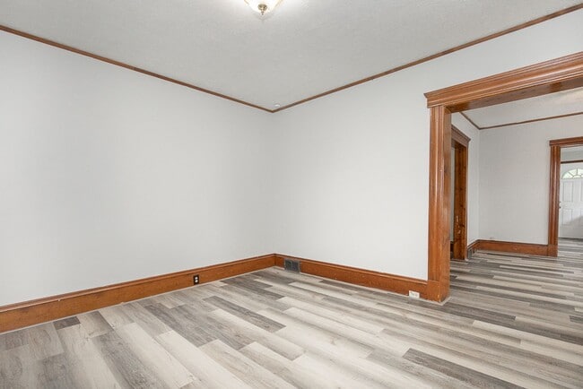 Building Photo - 3 Bedroom/1 bath Single House!!