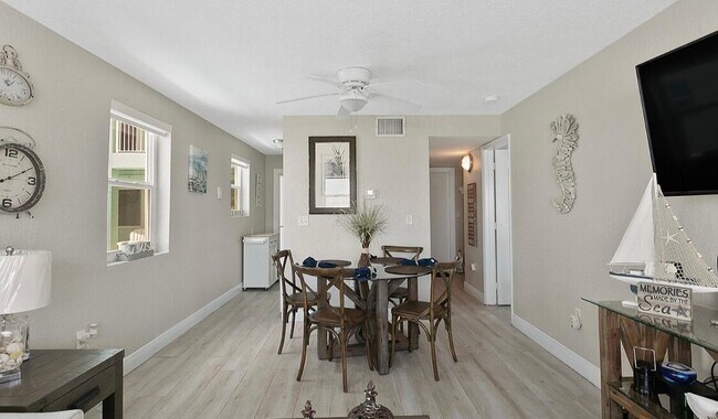 Building Photo - 2600 N Surf Rd