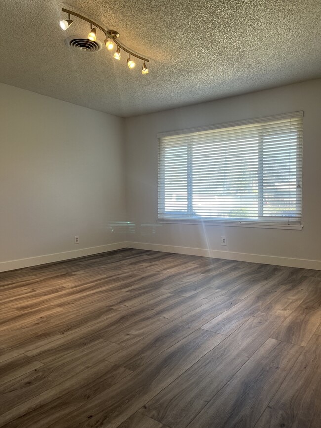 Building Photo - 1094 Tara Ct