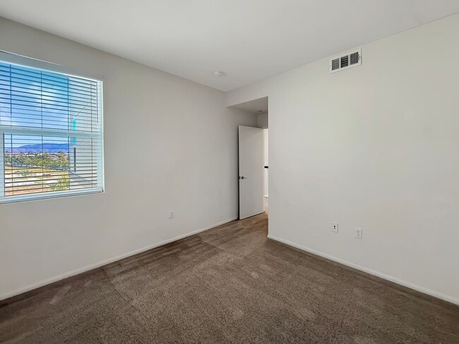 Building Photo - Spacious 4BR/3.5BA Townhome in Otay Ranch ...