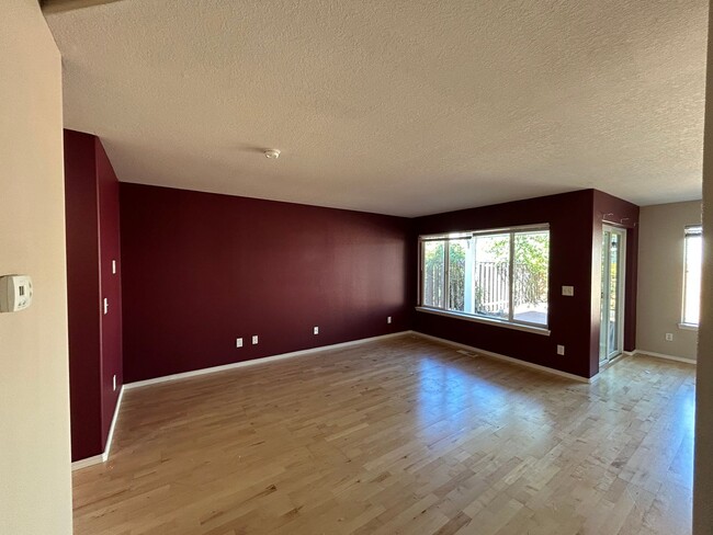 Building Photo - Gorgeous 4 Bed, 2.5 Bath House!