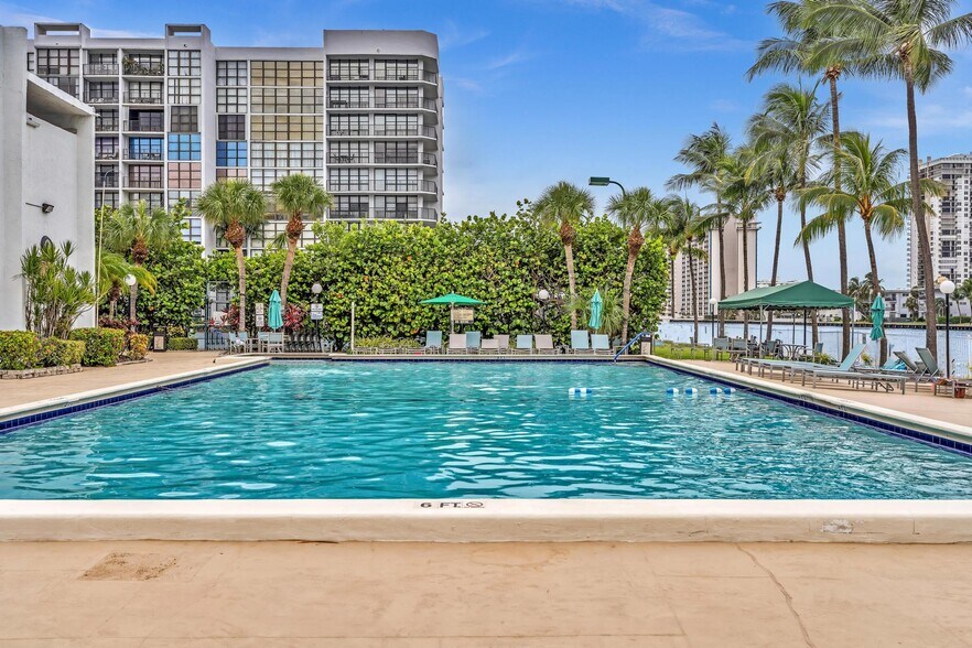 Building Photo - 1000 Parkview Dr