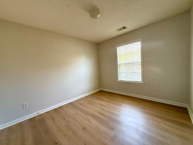 Building Photo - LOCATION!  Close to the outlet Malls and D...
