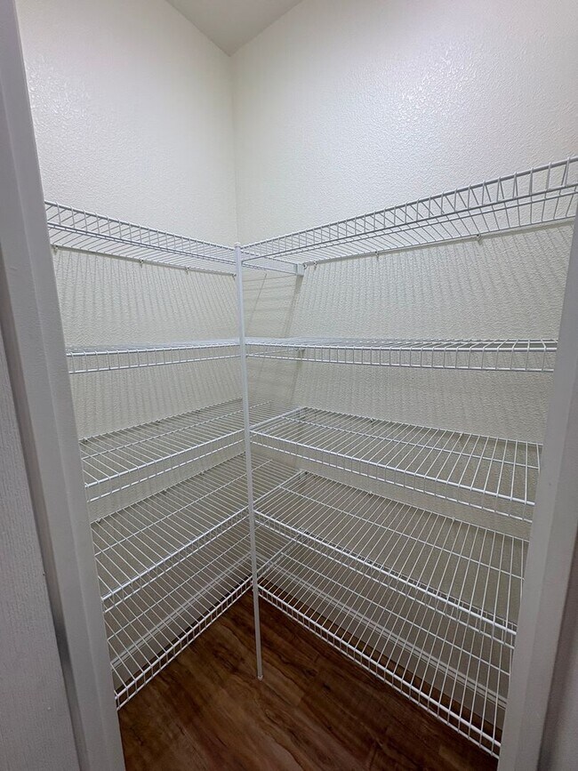 Building Photo - NW Visalia Available Now!