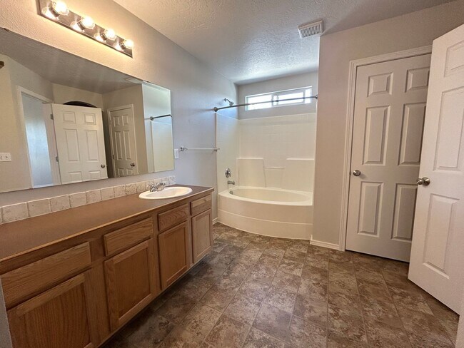 Building Photo - Discover Tranquil Living at Ariposa Park: 4BR, 2.5BA Home