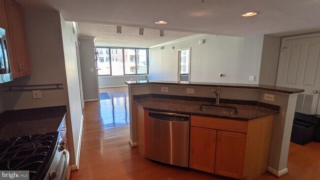 Building Photo - 2220 Fairfax Dr