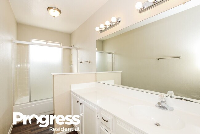 Building Photo - 7748 W Paradise Dr