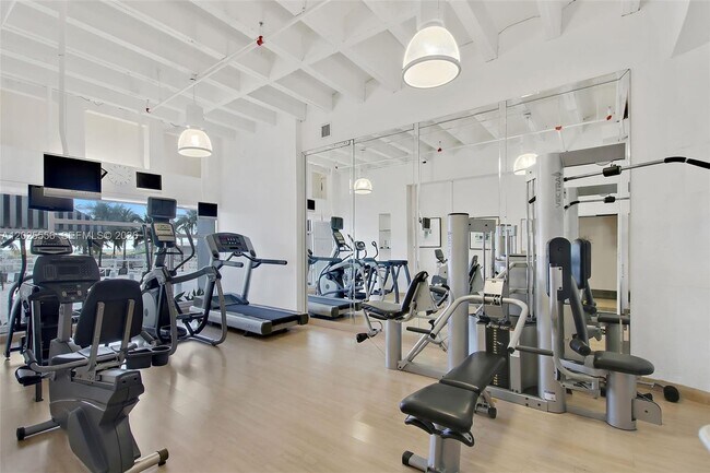 Building Photo - 4925 Collins Ave