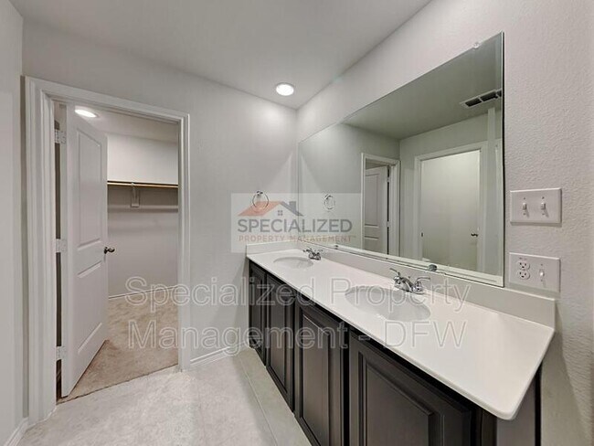 Building Photo - 453 Milverton Dr