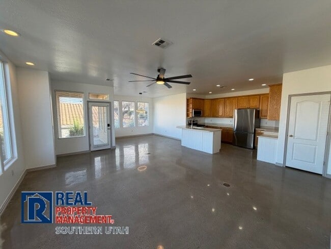 Building Photo - 4 Bedroom home on Oasis Dr