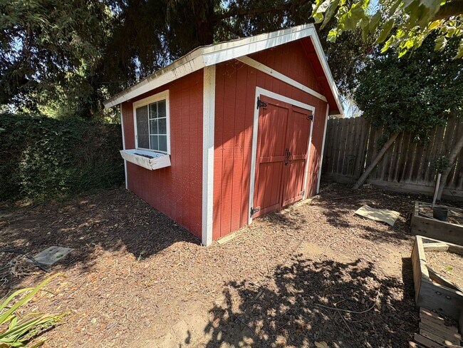 Building Photo - Visalia 2 Bed 2 Bath available now.